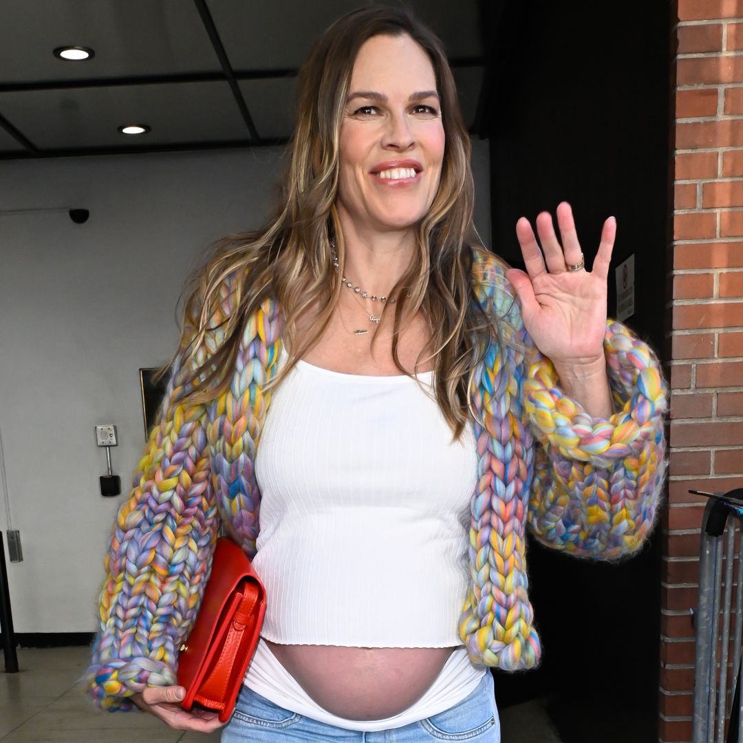 Hilary Swank habla por primera vez de cómo ocultó su embarazo a los 52 años y revela la divertida reacción de sus mellizos