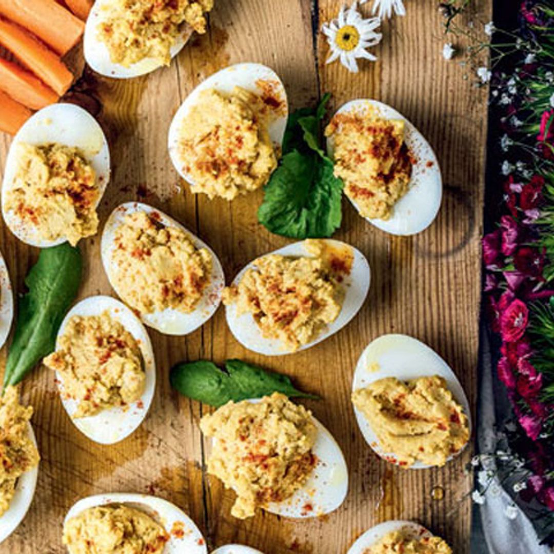 Huevos rellenos de hummus con hortalizas