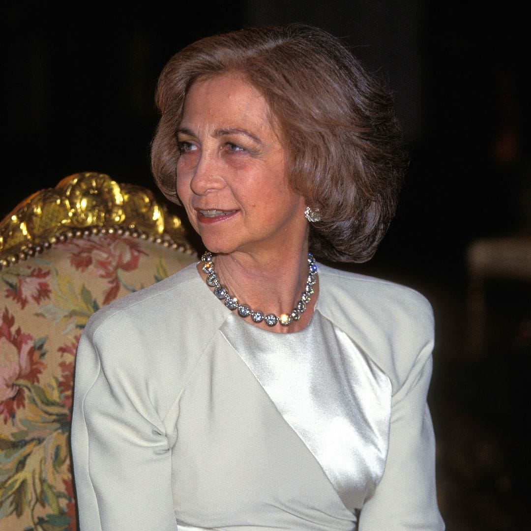 De su look de gala al vestido ‘pussy-bow’ que inspiró a grandes mujeres ¿Cómo vistió la reina Sofía en sus viajes a Egipto?