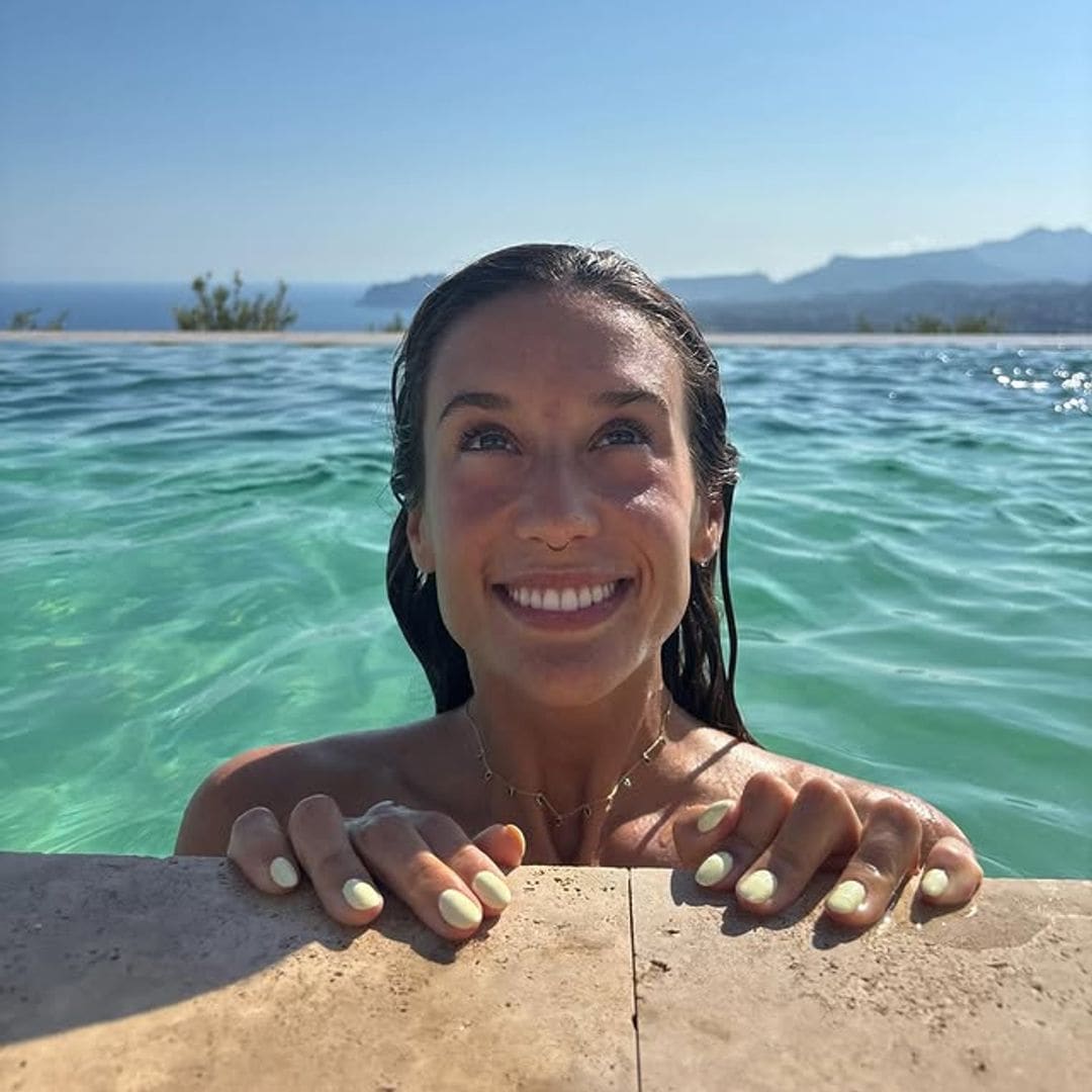 María Pedraza en el mar con manicura amarilla