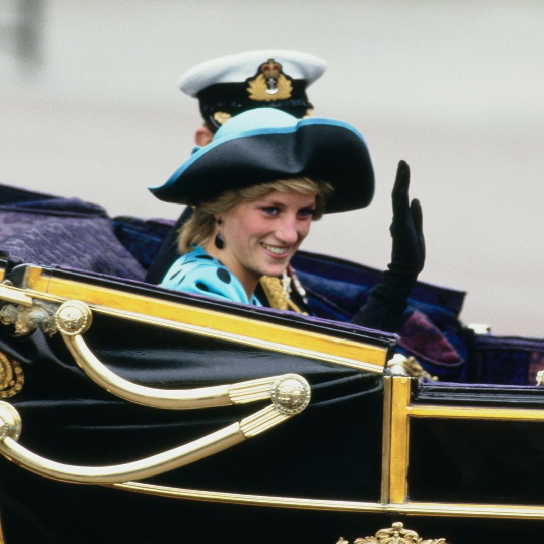 Hace 40 años Lady Di fue la invitada perfecta a la boda de Sarah Ferguson y el príncipe Andrés con un moderno vestido de lunares