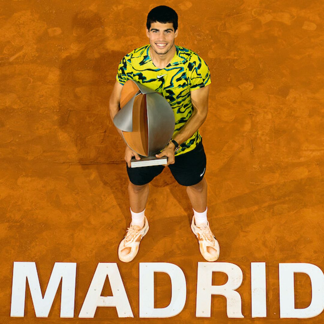 Carlos Alcaraz sosteniendo un trofeo en Mutua Madrid Open