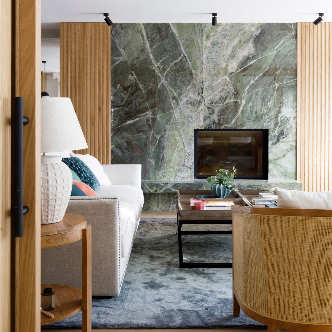 La chimenea cobra protagonismo: ideas para un salón, cálido, acogedor y sofisticado