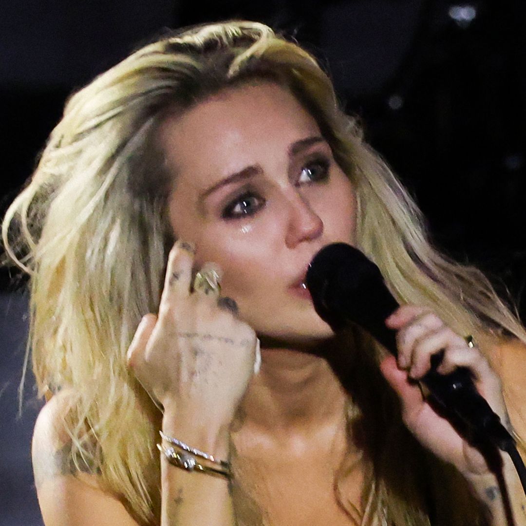 Miley Cyrus, entre lágrimas, desvela el mensaje que Dolly Parton le ha enviado desde el más allá
