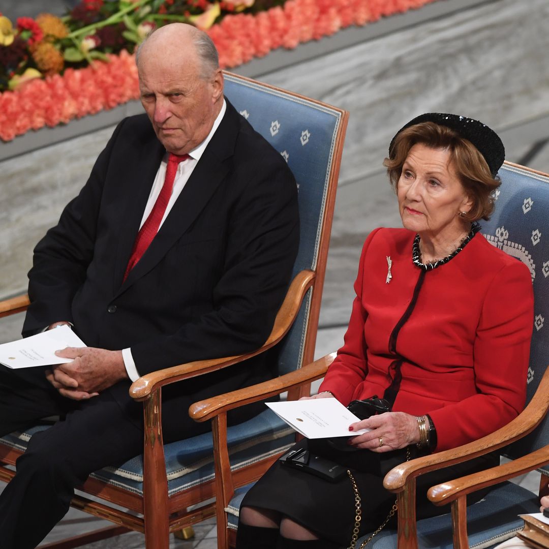 Última hora del estado de salud de Harald de Noruega: la reina Sonia abandona el hospital tras horas de incertidumbre mientras miles de personas esperan noticias a las puertas de Palacio