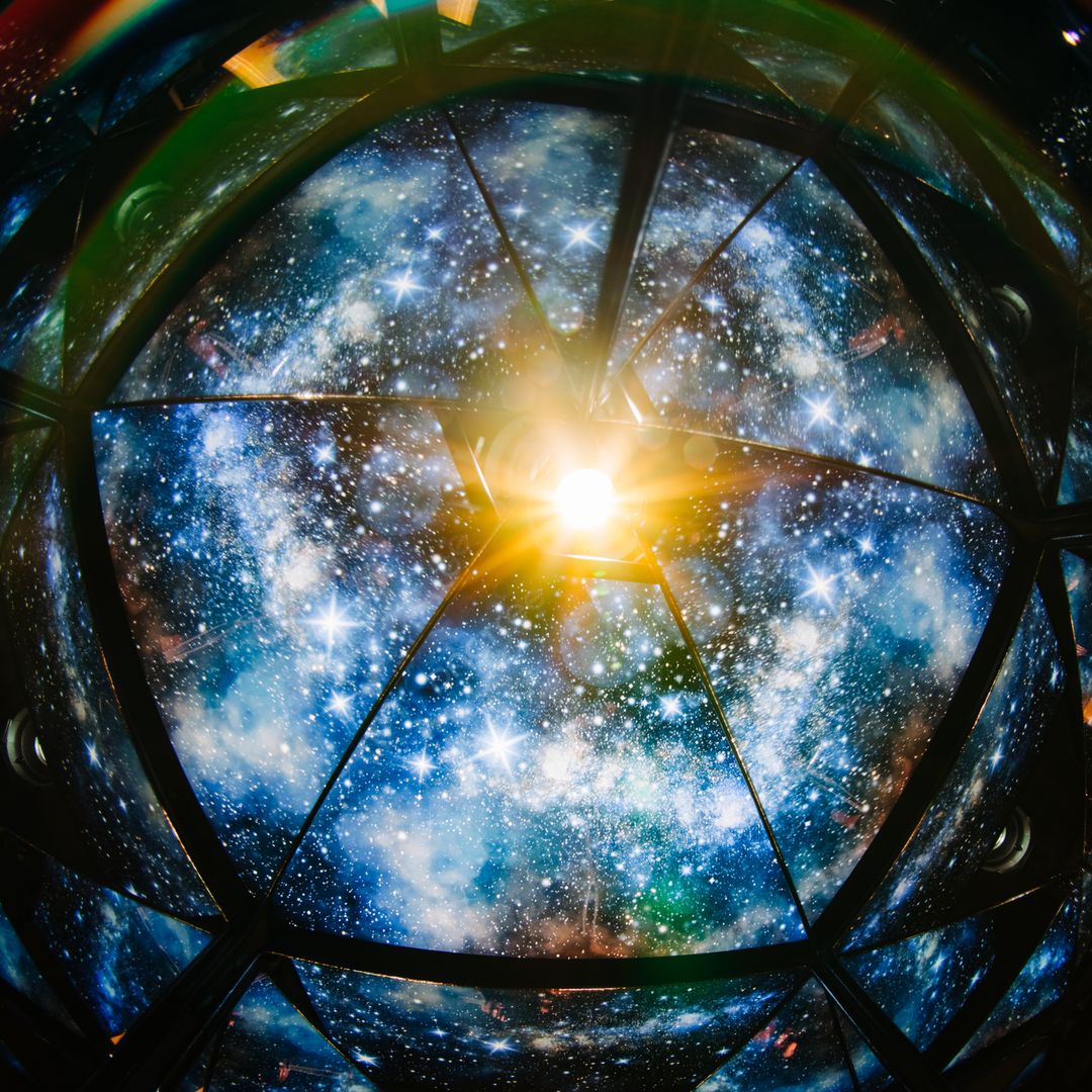 Horóscopo y eclipse solar: el ritual del papel y el fuego que propone la astróloga Ana Lorente "para sentirte un poco ave fénix"