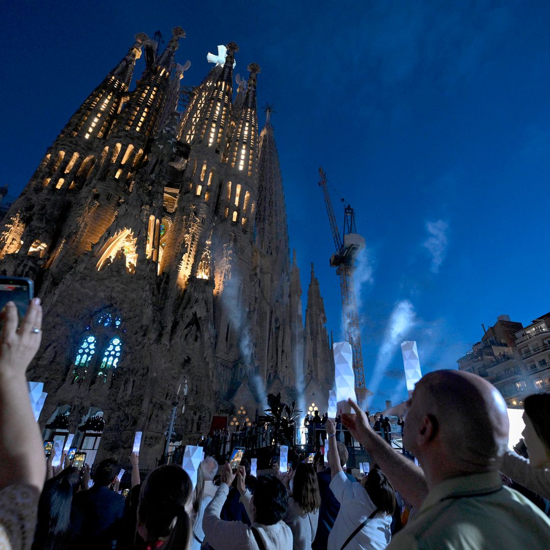 Las imágenes más espectaculares de la histórica inauguración de la torre de Jesucristo en la Sagrada Familia