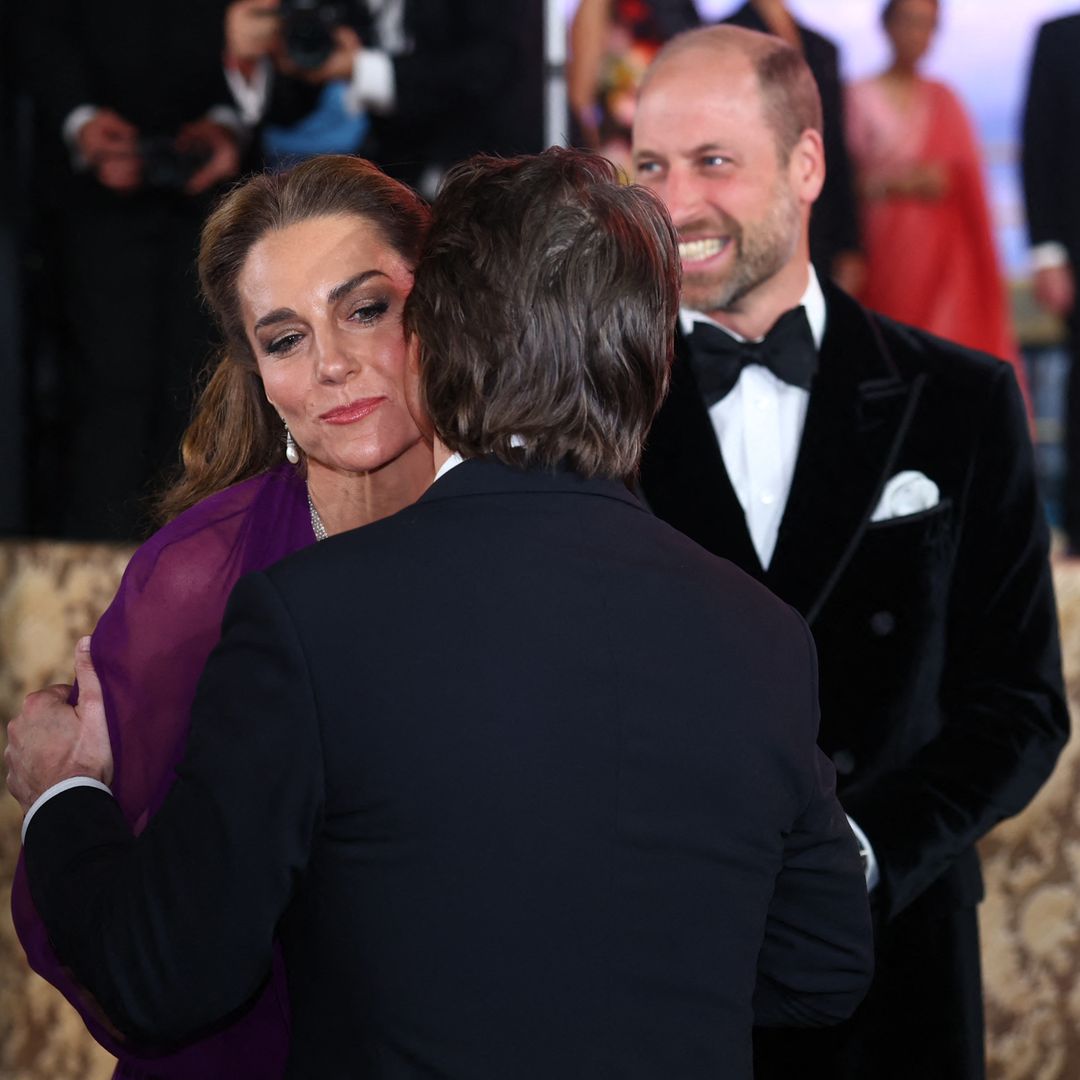 La primera toma de contacto ya empezó con intensidad: Tom Cruise la saludó con un beso en la mejilla y añadió un contacto físico adicional colocando ambas manos sobre los brazos de Kate Middleton, un gesto muy característico en él y que marcó desde el primer segundo la energía del encuentro