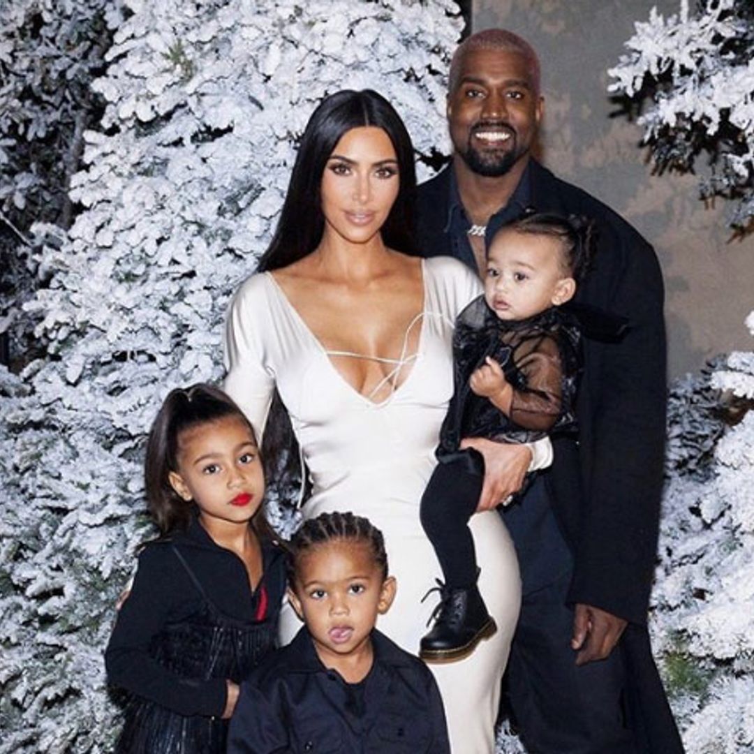 Nieve, 'El Grinch' y una actuación de John Legend: la impresionante fiesta navideña de las Kardashian