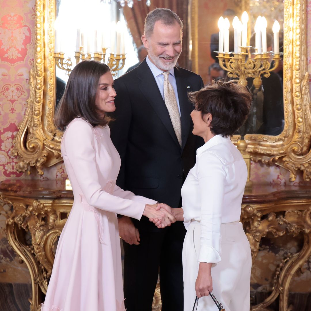 El cariñoso encuentro de la reina Letizia y Sonsoles Ónega en los Premios Planeta: el vídeo que delata su complicidad