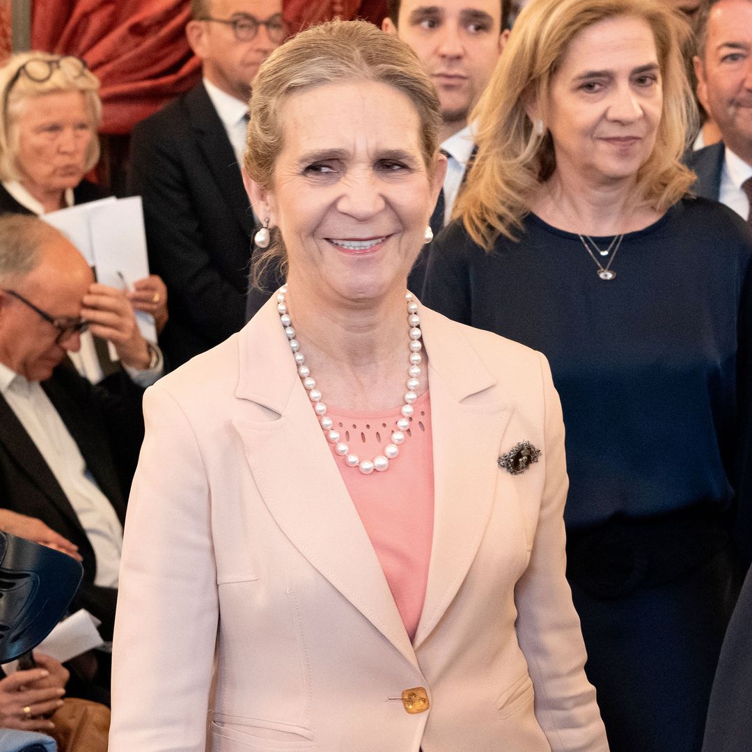 La infanta Elena enfundada en un vestido satinado rosa y una blazer que le sinergia a la perfección