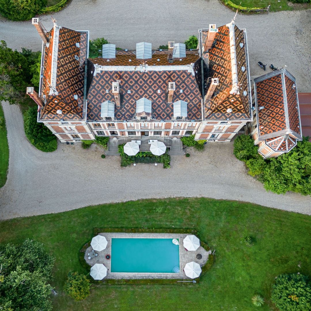 Otra panorámica del castillo y la piscina, que se encuentra delante del edificio