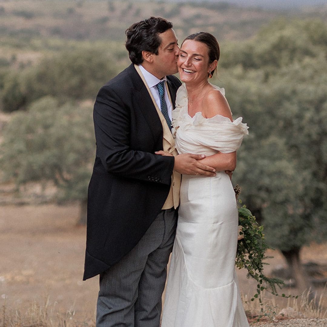 La historia del vestido de novia de Lourdes con original escote y cola asimétrica para su boda en Trujillo