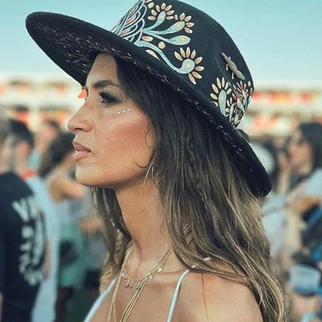 Sara Carbonero, de festival con el look más cómodo del verano y un maquillaje 'Euphoria'