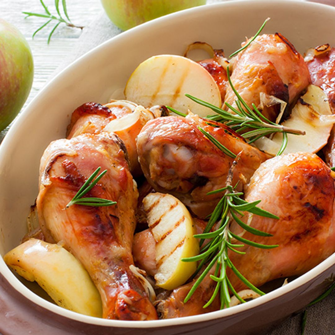 Pollo al horno con manzana y miel, un toque especial para un plato tradicional