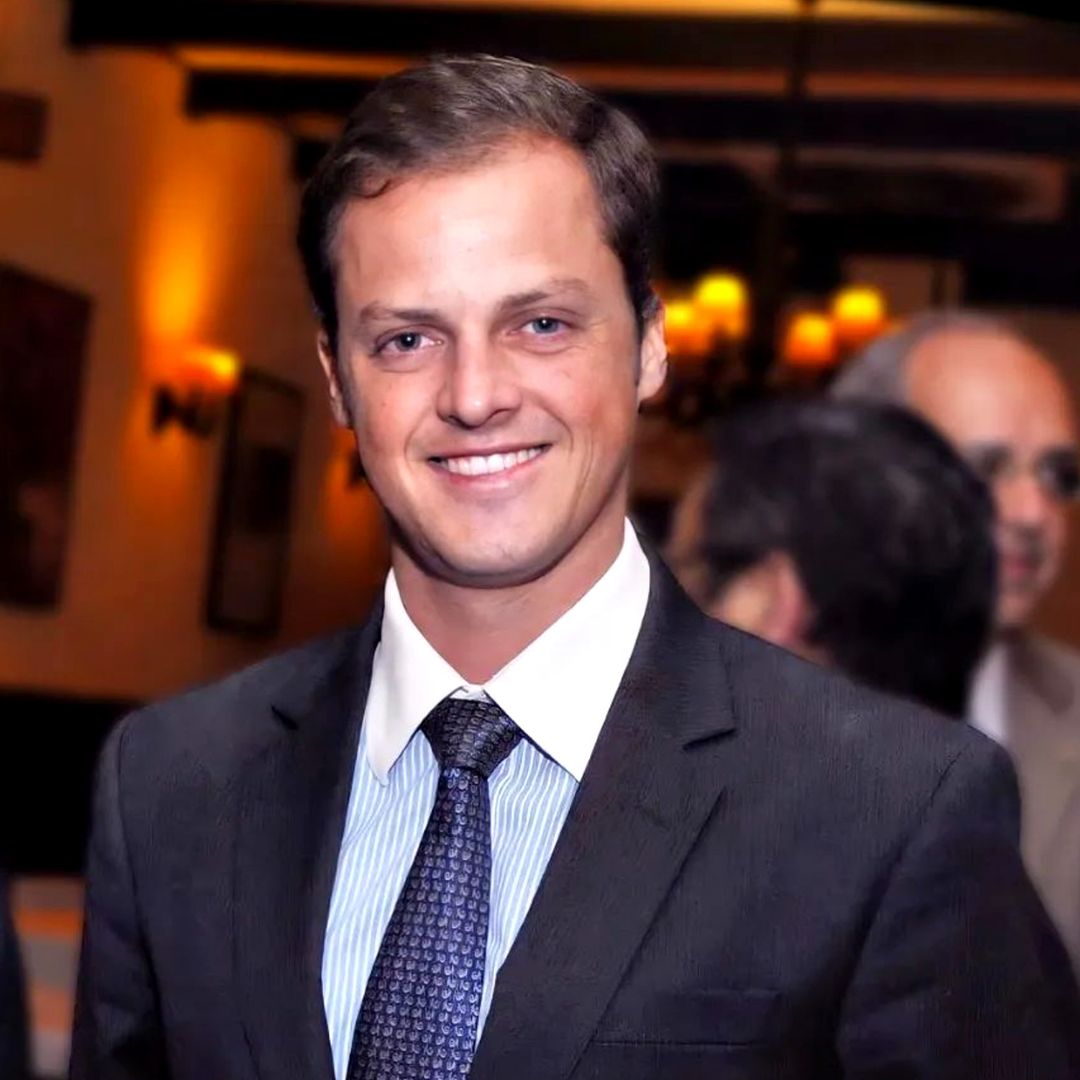 Rafael de Orleans-Braganza, un príncipe en la encrucijada: renunciar por amor a su título o seguir siendo el heredero