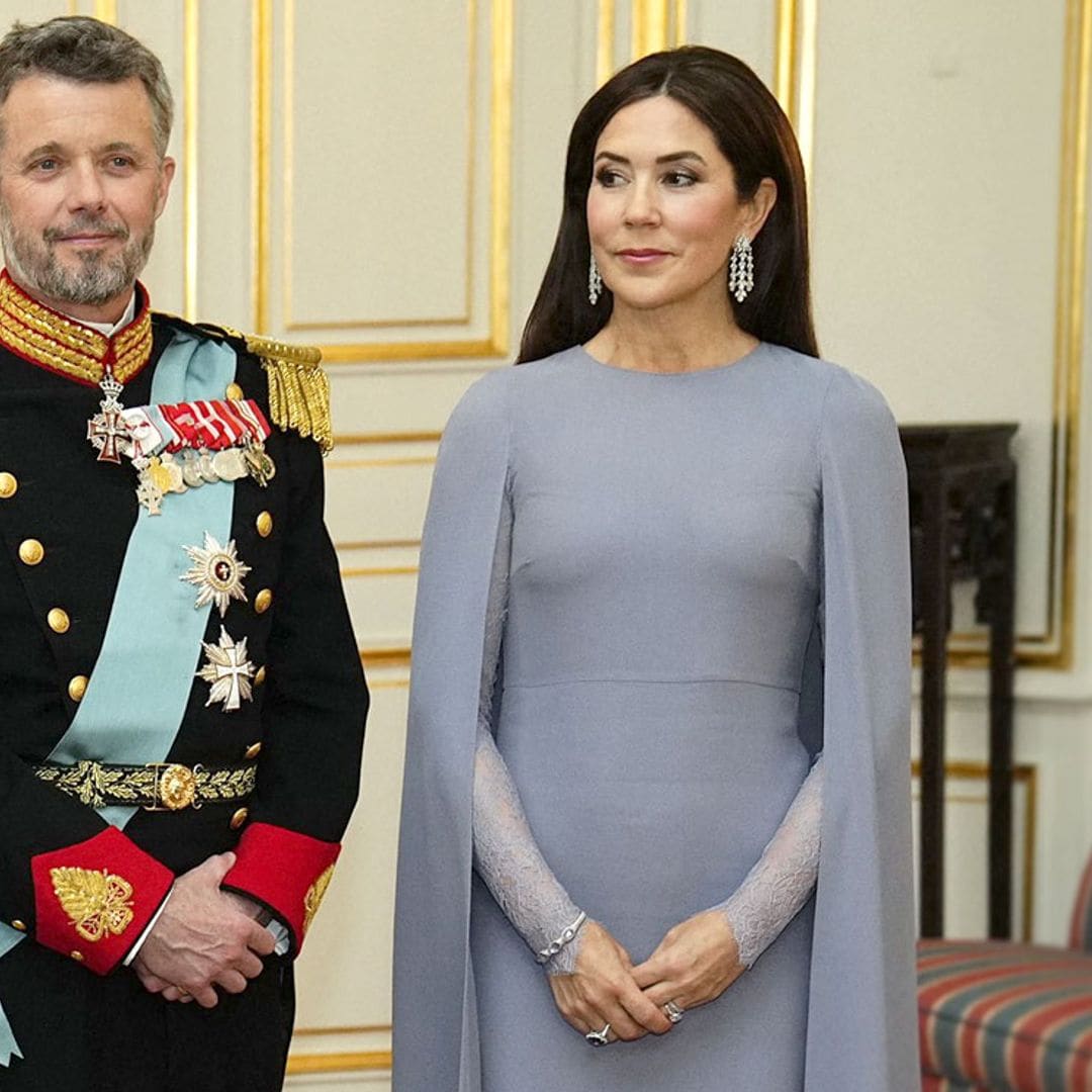 Con un sencillo truco, Mary transforma su vestido con capa que fascinó en Japón