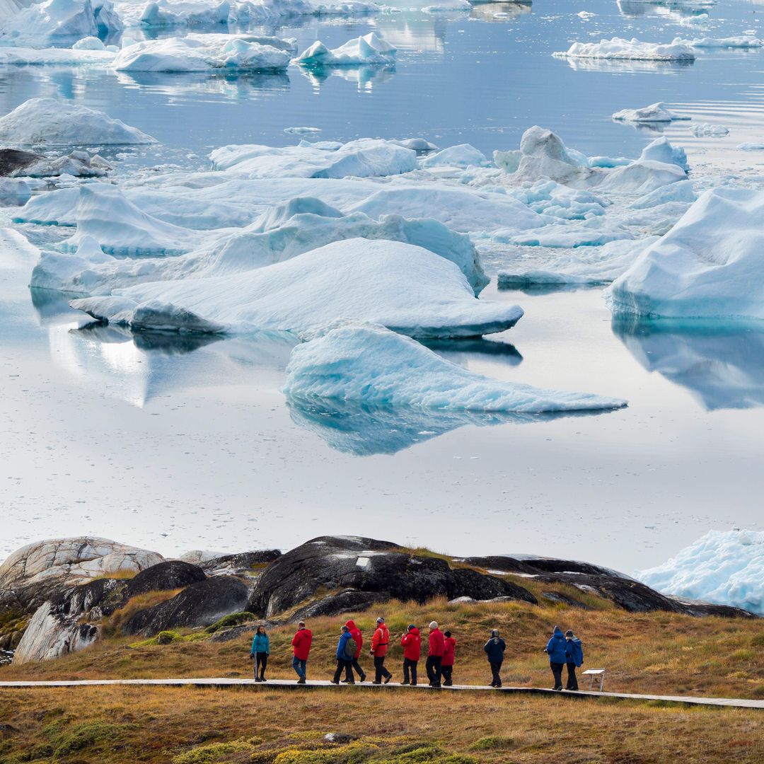 Turistas admirando el fiordo de hielo de Ilulissat, Groenlandia.