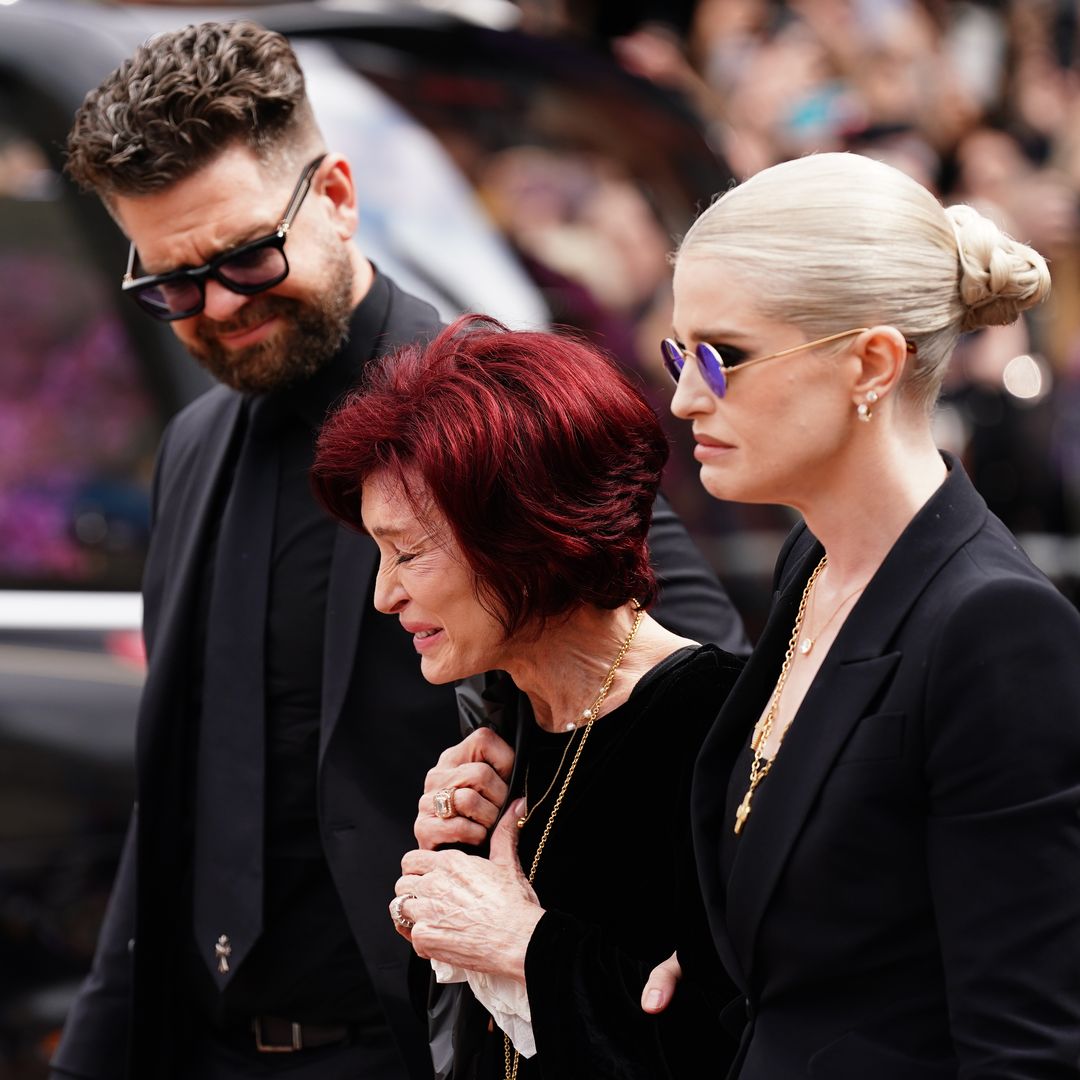 Sharon Osbourne reaparece y rompe en llanto en el cortejo fúnebre de Ozzy Osbourne
