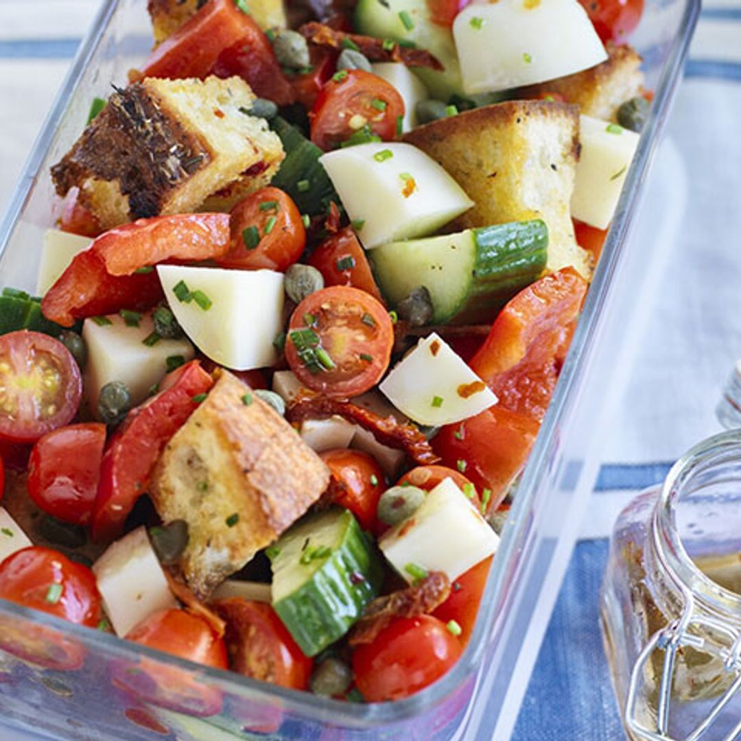 Ensalada 'Toscana' (pan, tomate, pepino y mozarela)