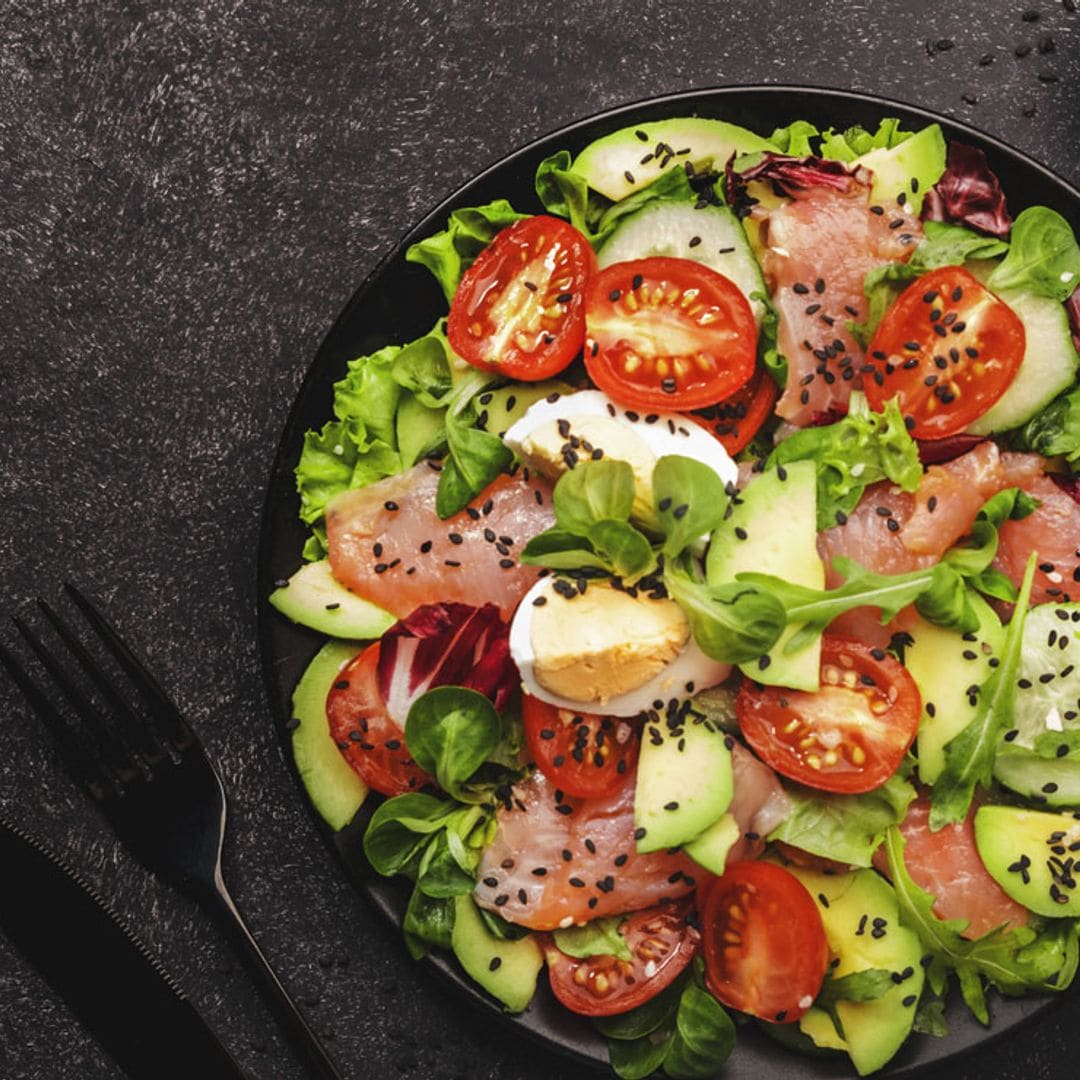 Ensalada de rúcula con salmón y aguacate