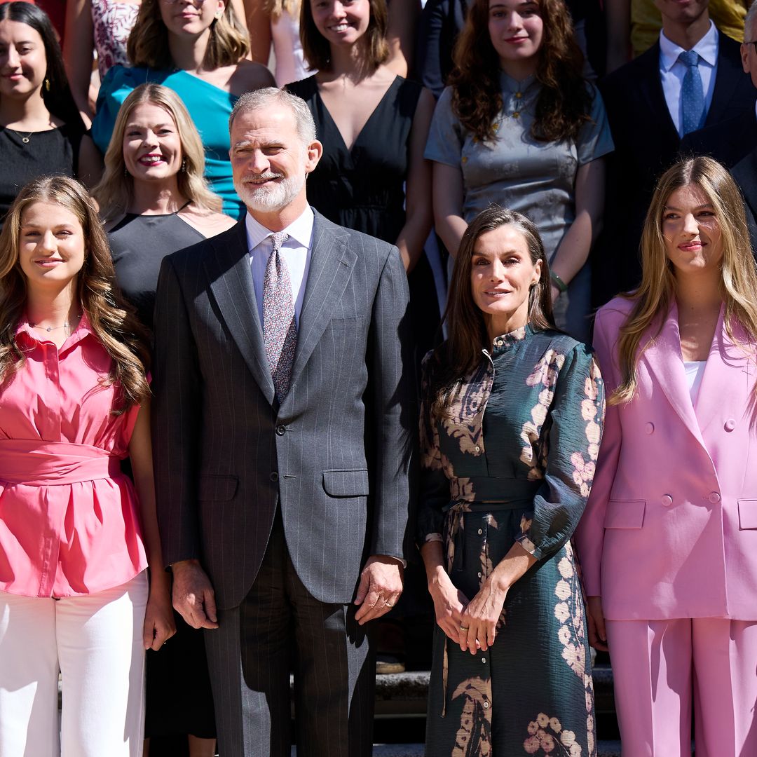 Leonor y Sofía aparecen por sorpresa en Zarzuela y estrenan dos looks que contrastan con su madre: blusa 'cintura de avispa' y traje español