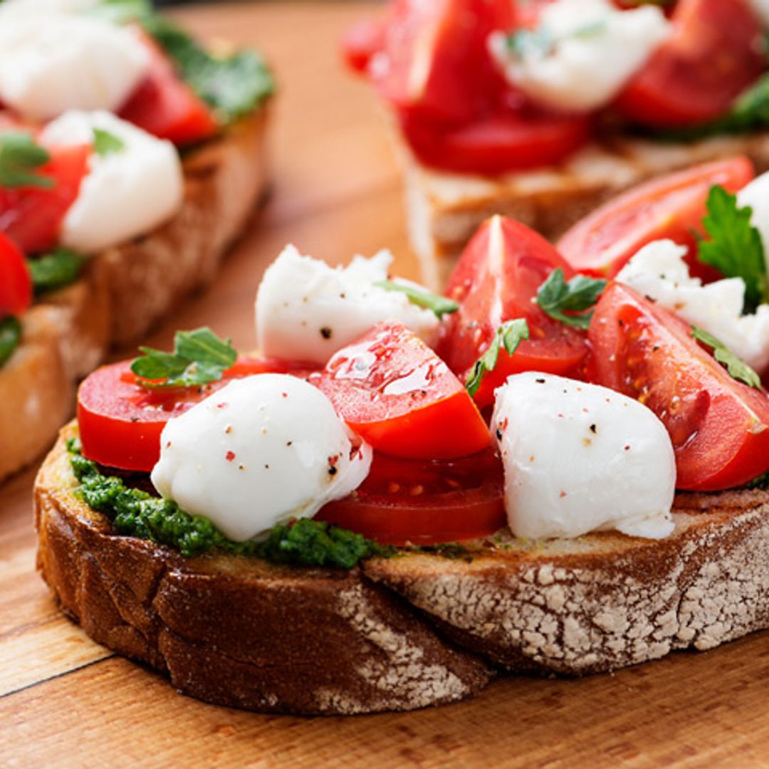 Tostas, albóndigas, canapés… 9 recetas ‘estilo Caprese’ (más allá de la famosa ensalada)