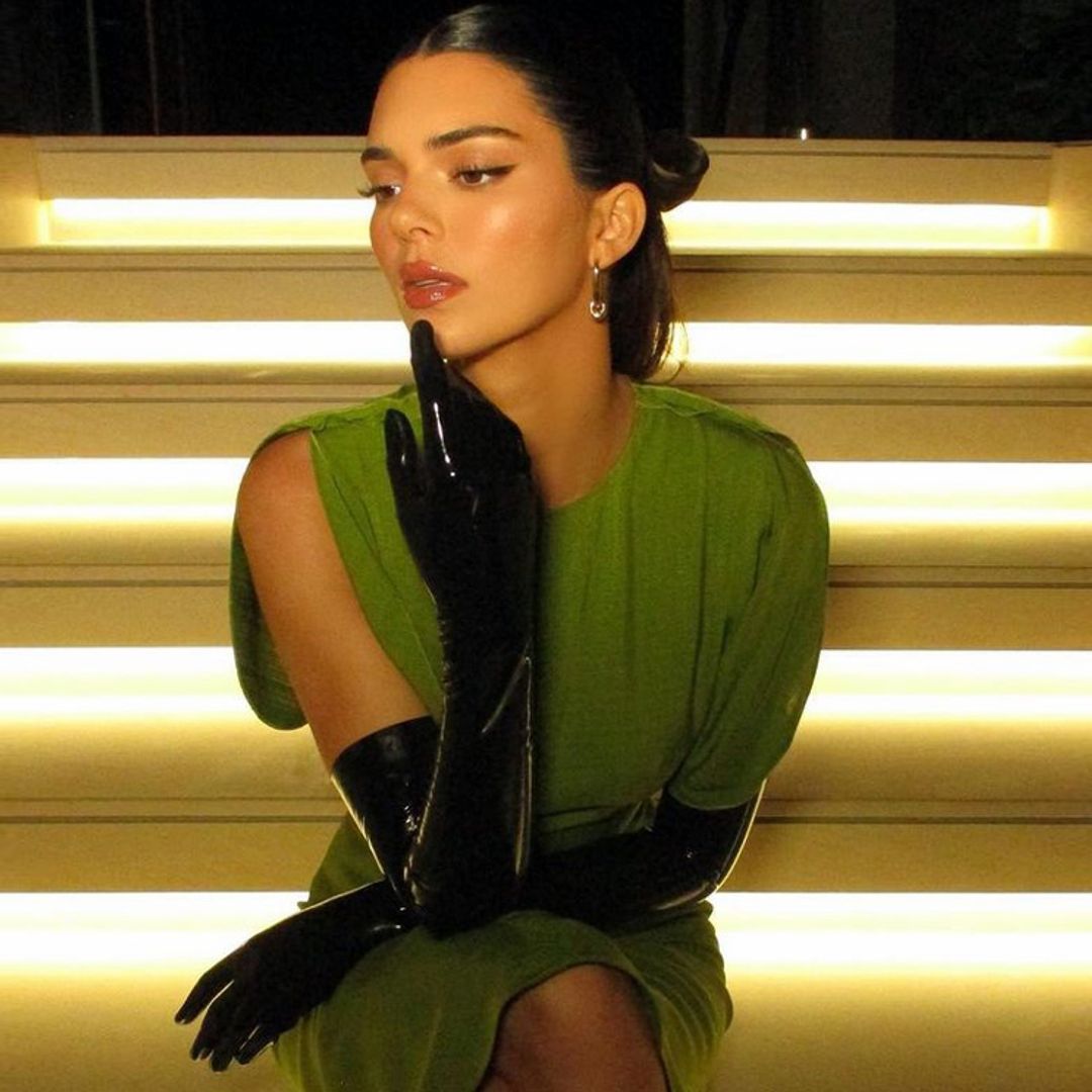 El vestido de invitada que más afina la cintura y ha unido a Kendall Jenner con Victoria Beckham