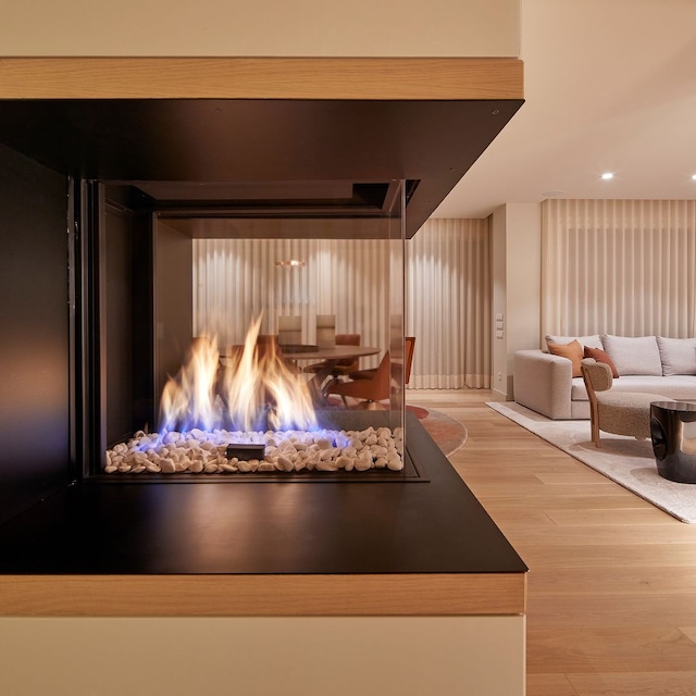 Chimenea a doble cara encendida