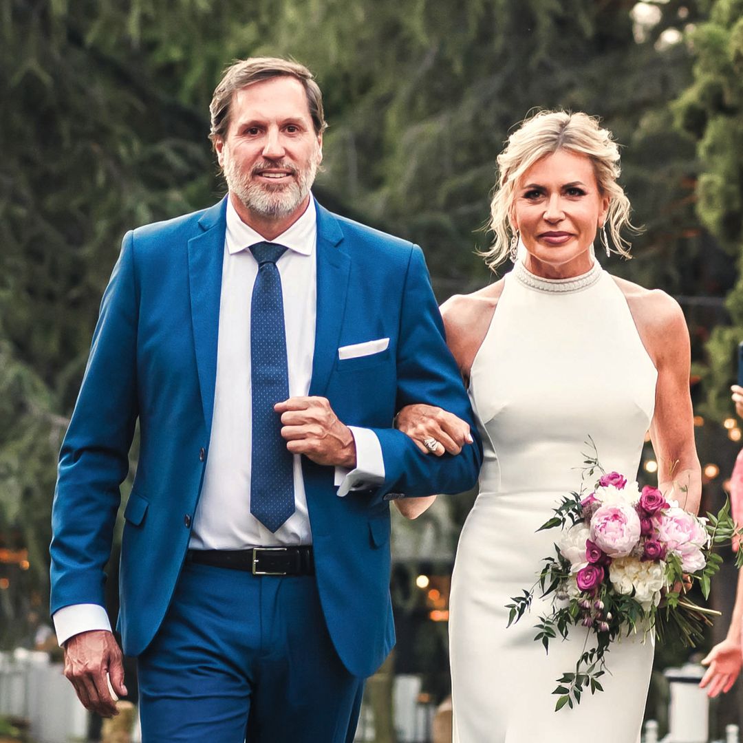 Patricia, sin poder contener las lágrimas, del brazo de su padrino, su hermano José Luis