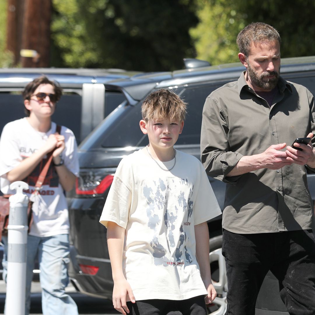 Fin Affleck reaparece en una salida familiar marcada por la extraña reacción de su padre