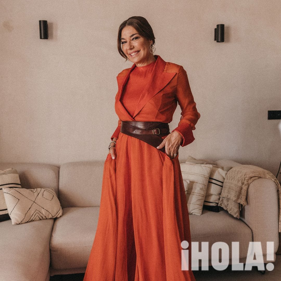 PRIMICIA. Raquel Revuelta, la invitada perfecta con un elegante look de raíces andaluzas en la boda de su hija, Claudia Ula