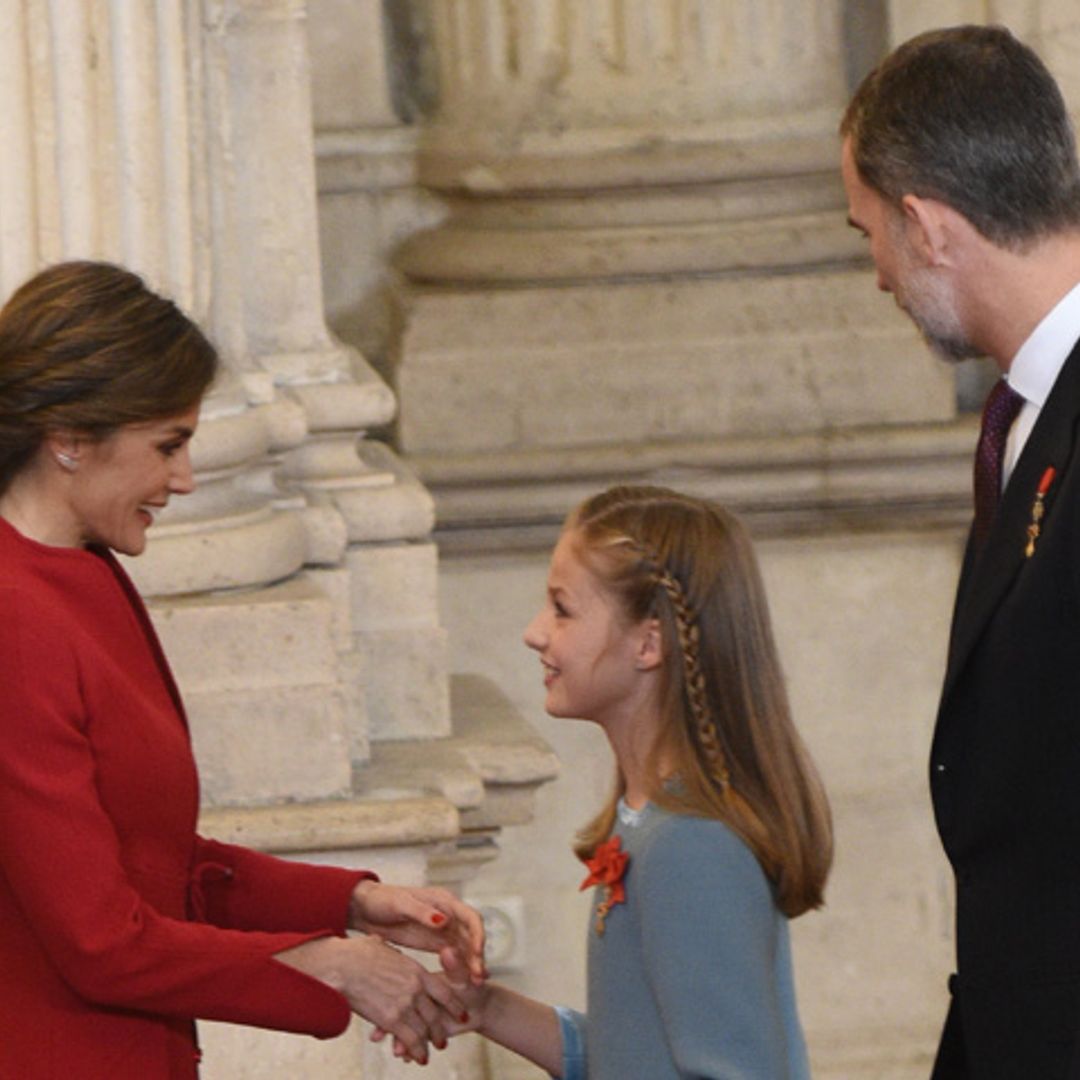EN VÍDEO: doña Letizia, una madre orgullosa pendiente en todo momento de sus hijas
