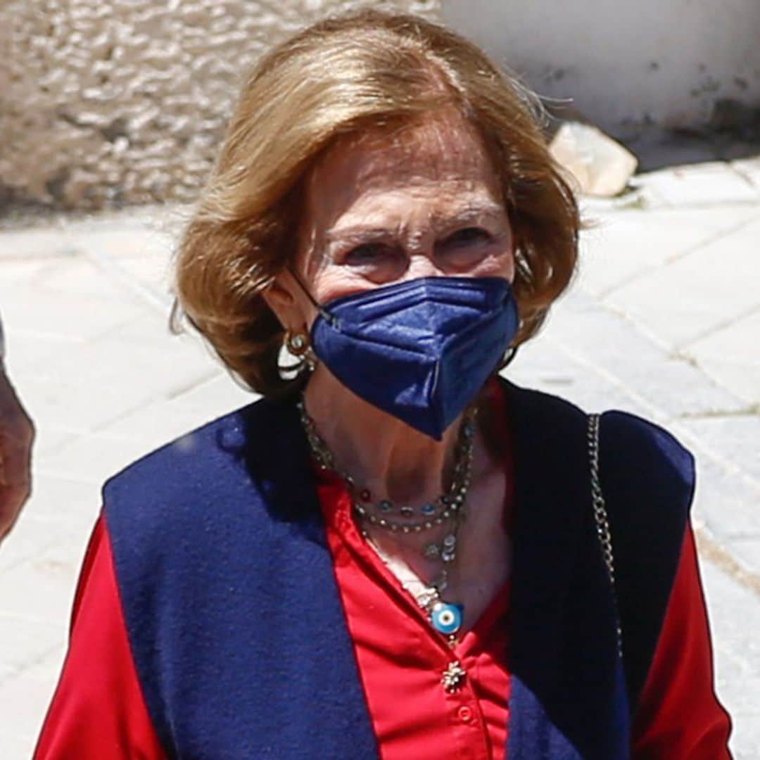 La reina Sofía acompaña a su hermana Irene de Grecia a ponerse la vacuna del coronavirus