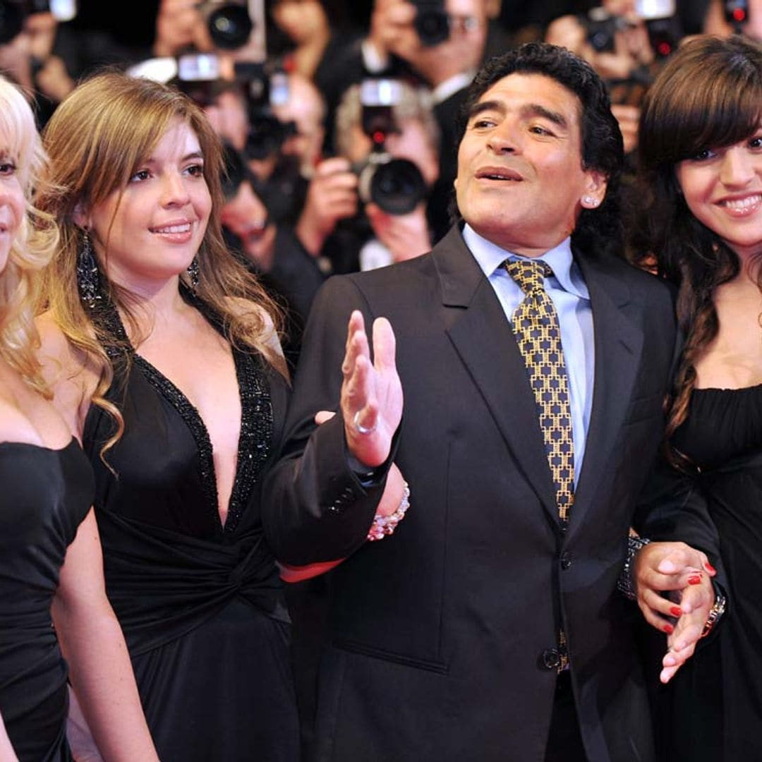 Cinco hijos reconocidos y varias parejas rotas: la historia familiar de Maradona