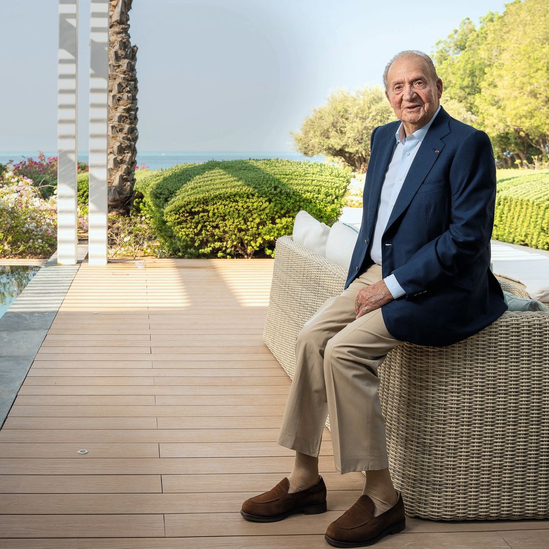 El rey Juan Carlos posa en el jardín de su casa en Abu Dabi
