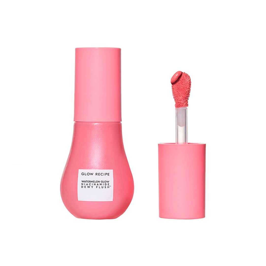Watermelon Glow Niacinamide Dewy Flush, de Glow Recipe (34 euros). Un híbrido entre sérum y colorete con niacinamida, extracto de sandía y centella asiática, y pigmentos recubiertos de aceite de jojoba. Disponible en Sephora. 