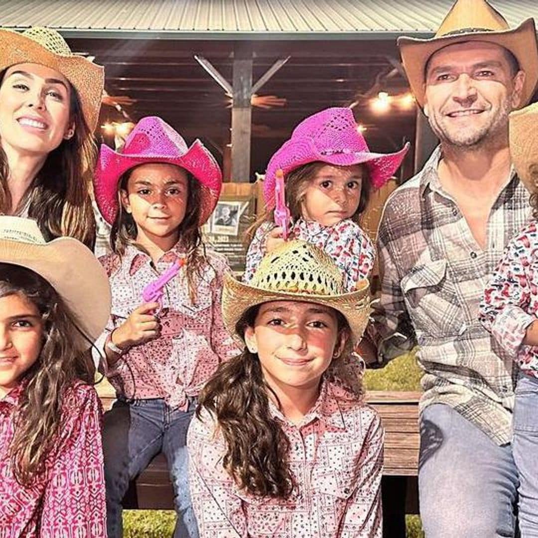 Con cuatro años, hija de Jacky Bracamontes participa en un rodeo ¡montando un borrego!