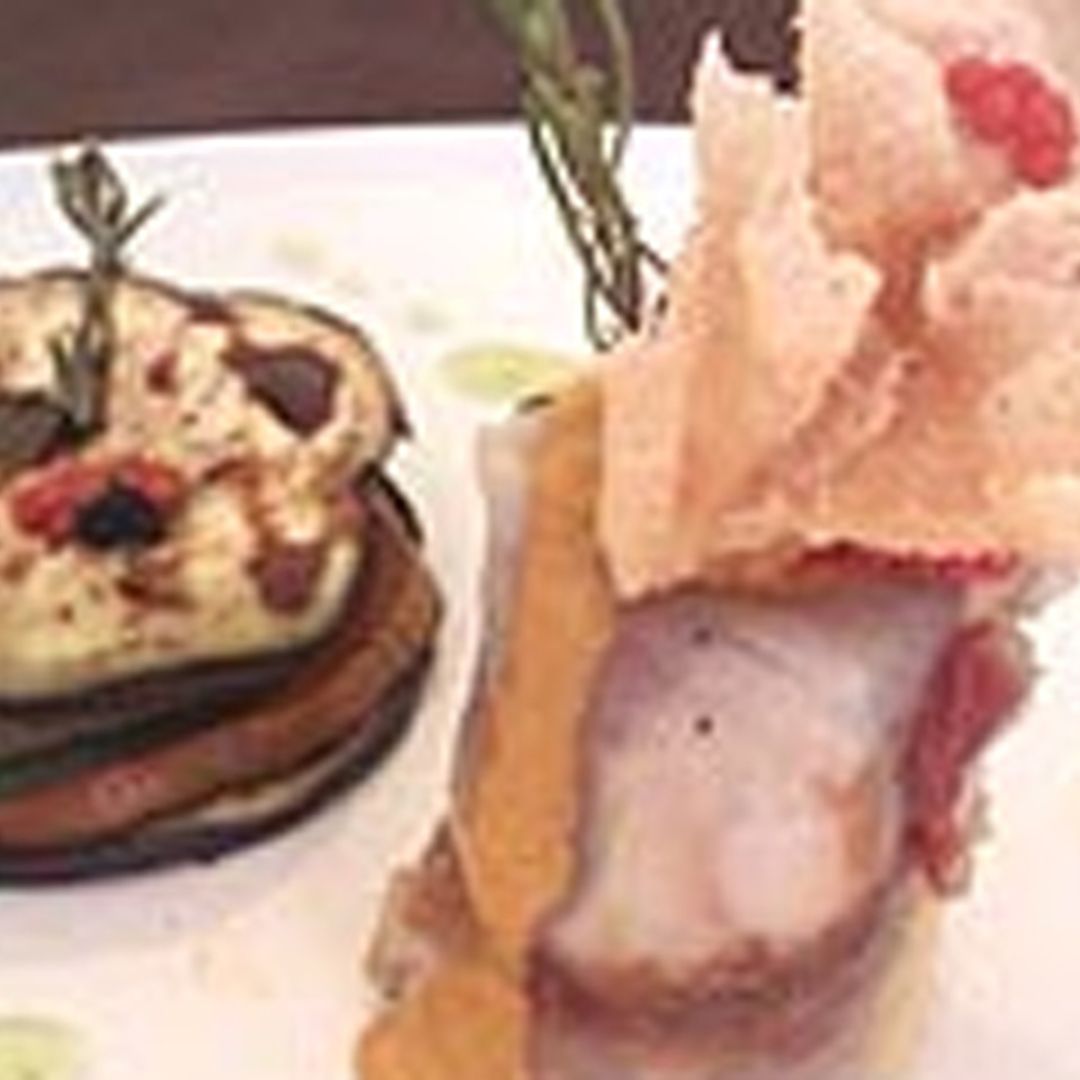 Rollito de lubina sorpresa, milhojas de verduras y huevas de salmón