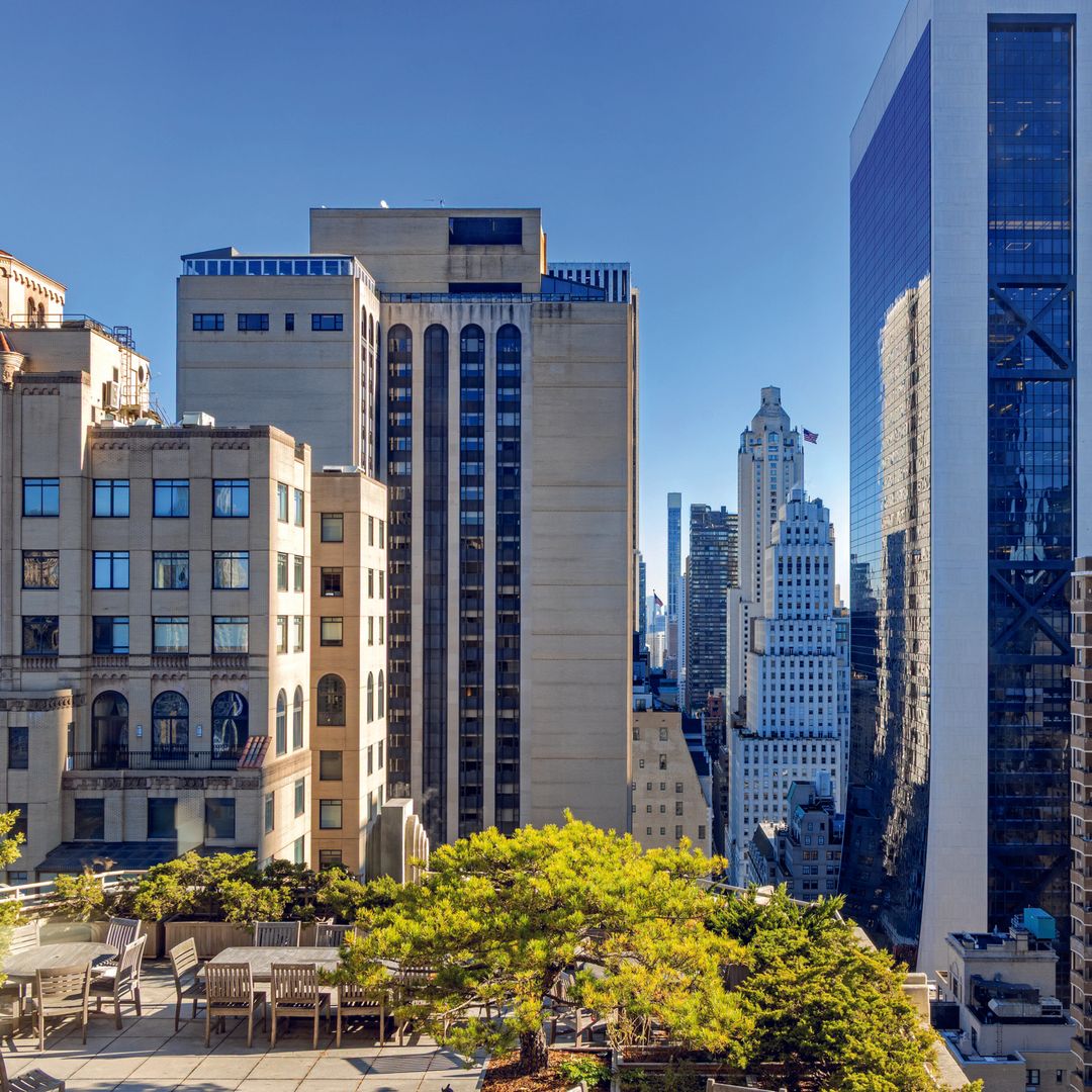 MÁGICA NAVIDAD CON LA DISEÑADORA DE LAS ESTRELLAS CELIA KRITHARIOTI EN SU IMPRESIONANTE CASA DE NUEVA YORK, CON VISTAS A CENTRAL PARK