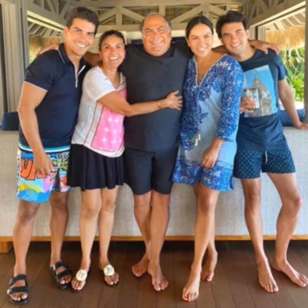 'Checo' Pérez con sus padres y sus hermanos