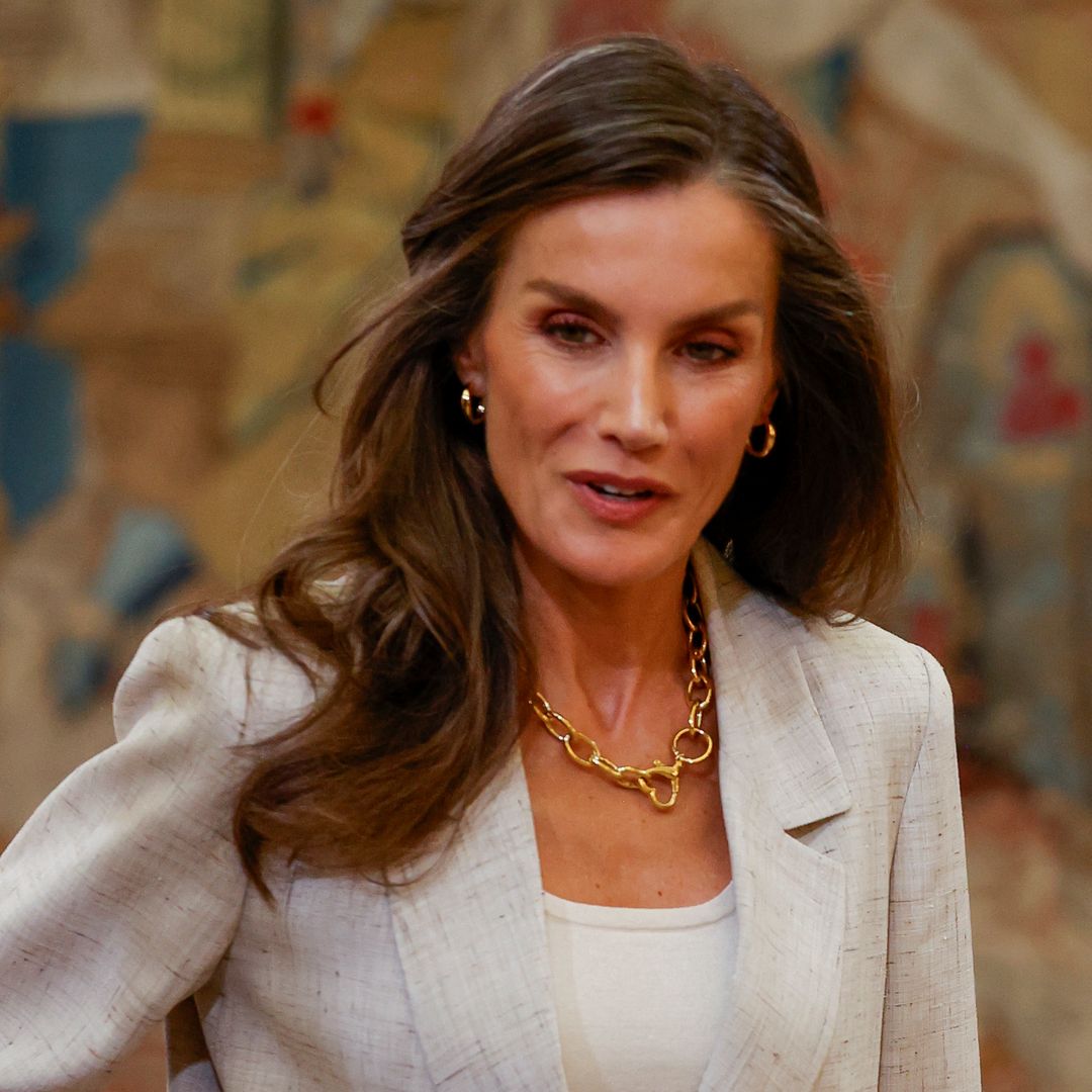 Cristina Solymosi, peluquera, sobre el peinado de la Reina Letizia al retomar su agenda: "Despeja el rostro y realza las facciones con elegancia"