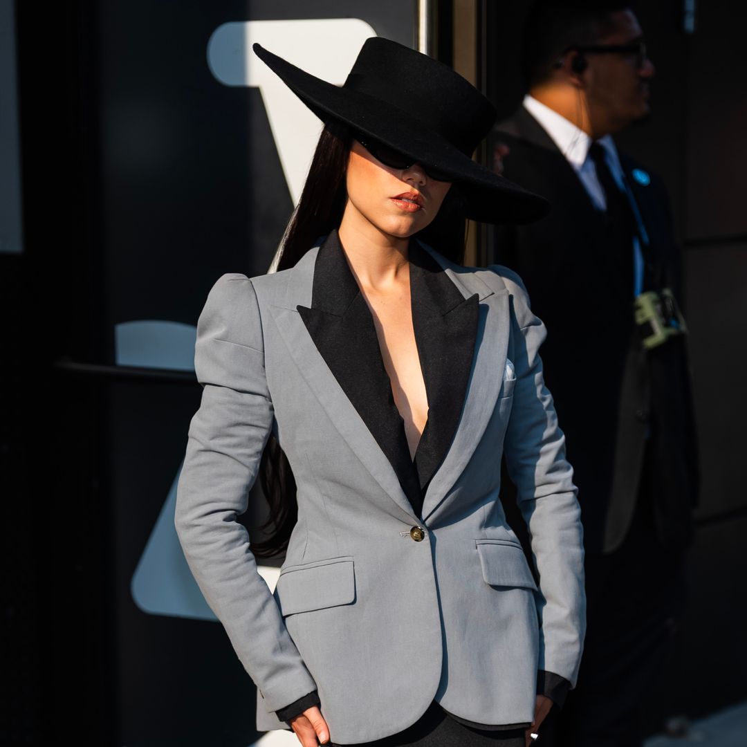Jenna Ortega le da un giro gótico y misterioso a la tendencia de los sombreros XL