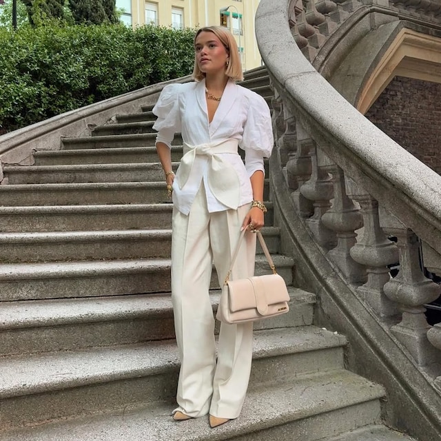 pantalones de traje y camisa abullonada