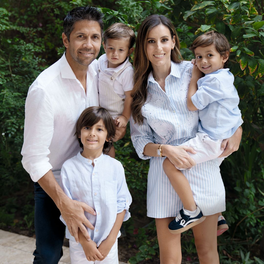 Familia de cuatro de Ana Boyer y Fernando Verdasco con sus tres hijos posando en un jardín al aire libre