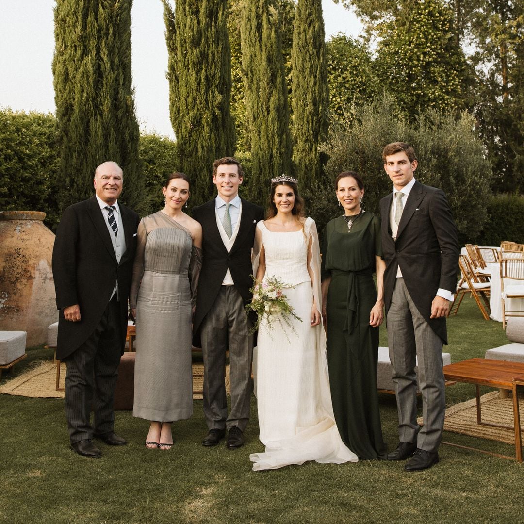Nacho y Maru, junto a los padres y los hermanos del novio