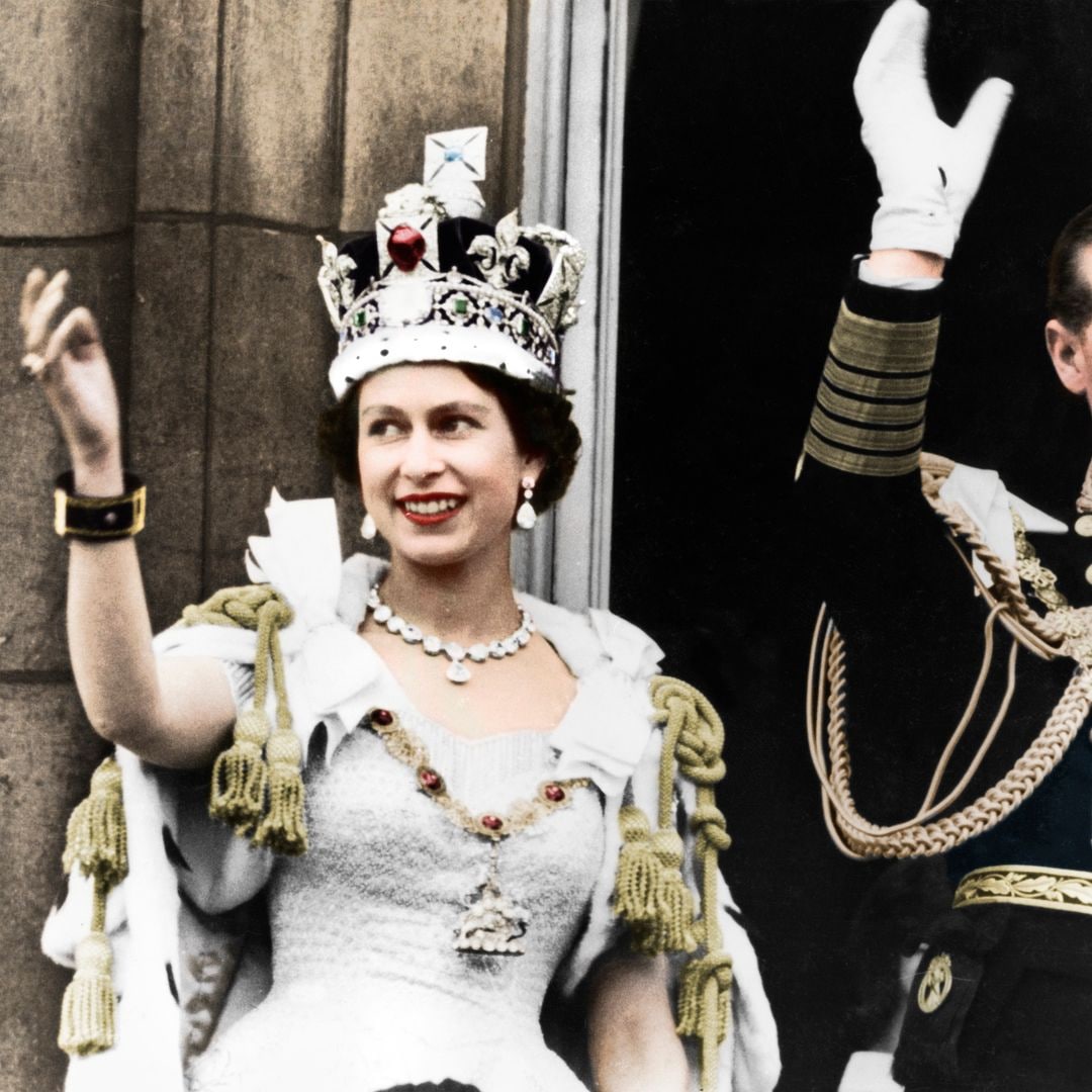 Del vestido de coronación al de su boda: los looks históricos de Isabel II se exhiben por primera vez