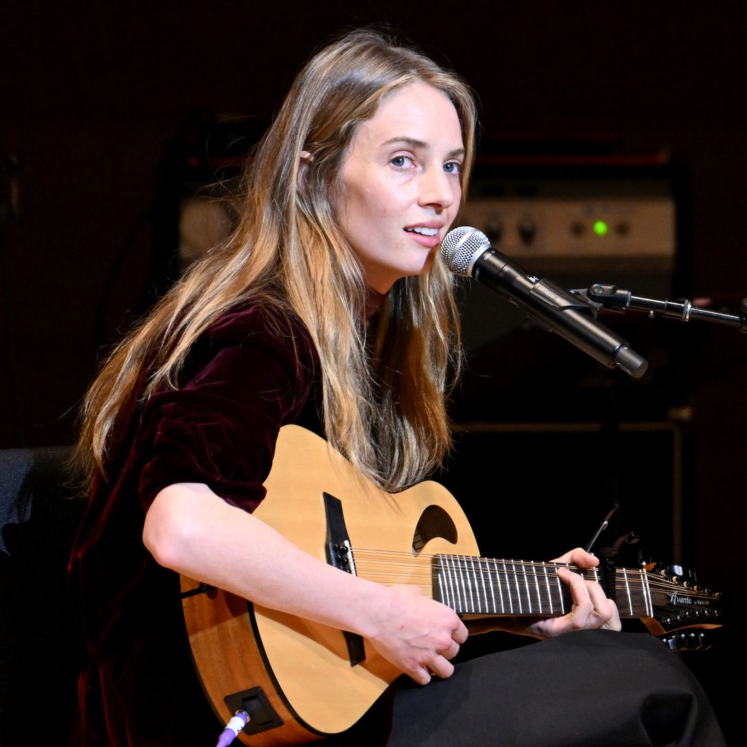 Maya Hawke, cada vez más parecida a Uma Thurman, reaparece tras su boda cantando con su marido en Nueva York