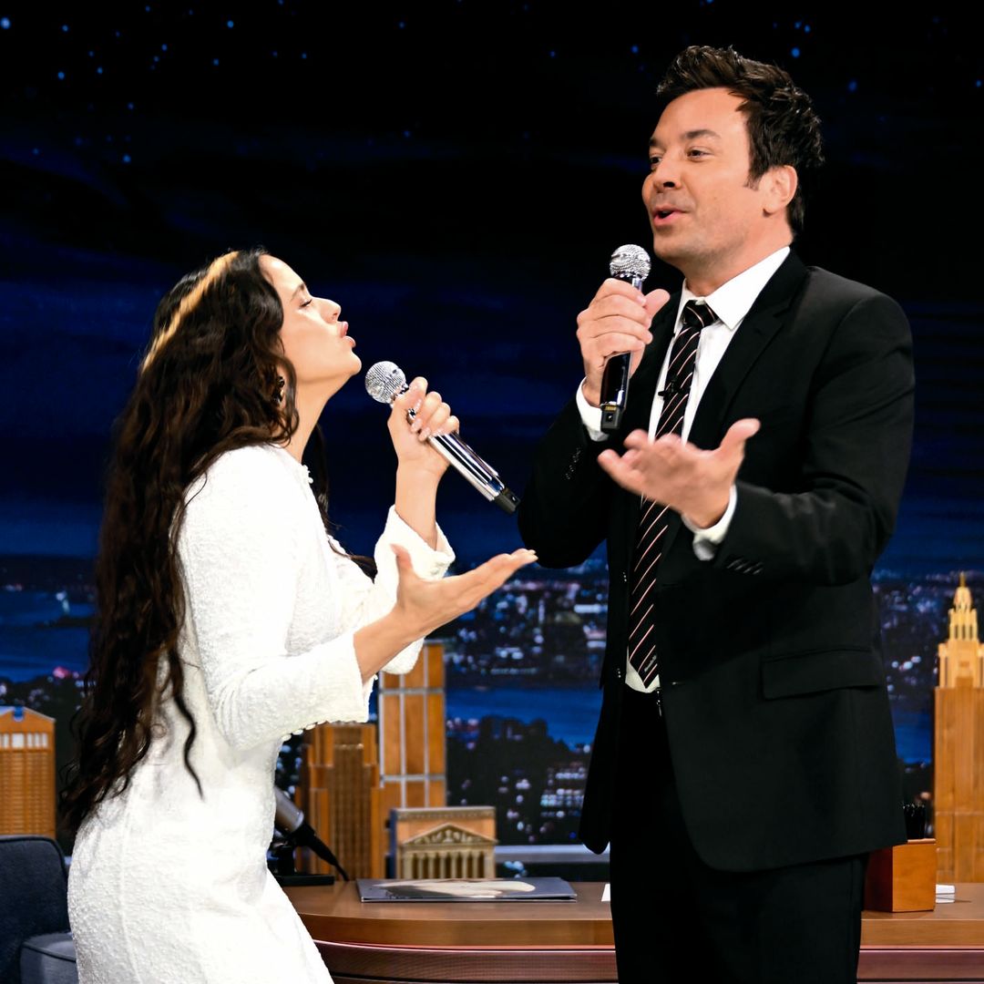 Rosalía cantando con Jimmy Fallon
