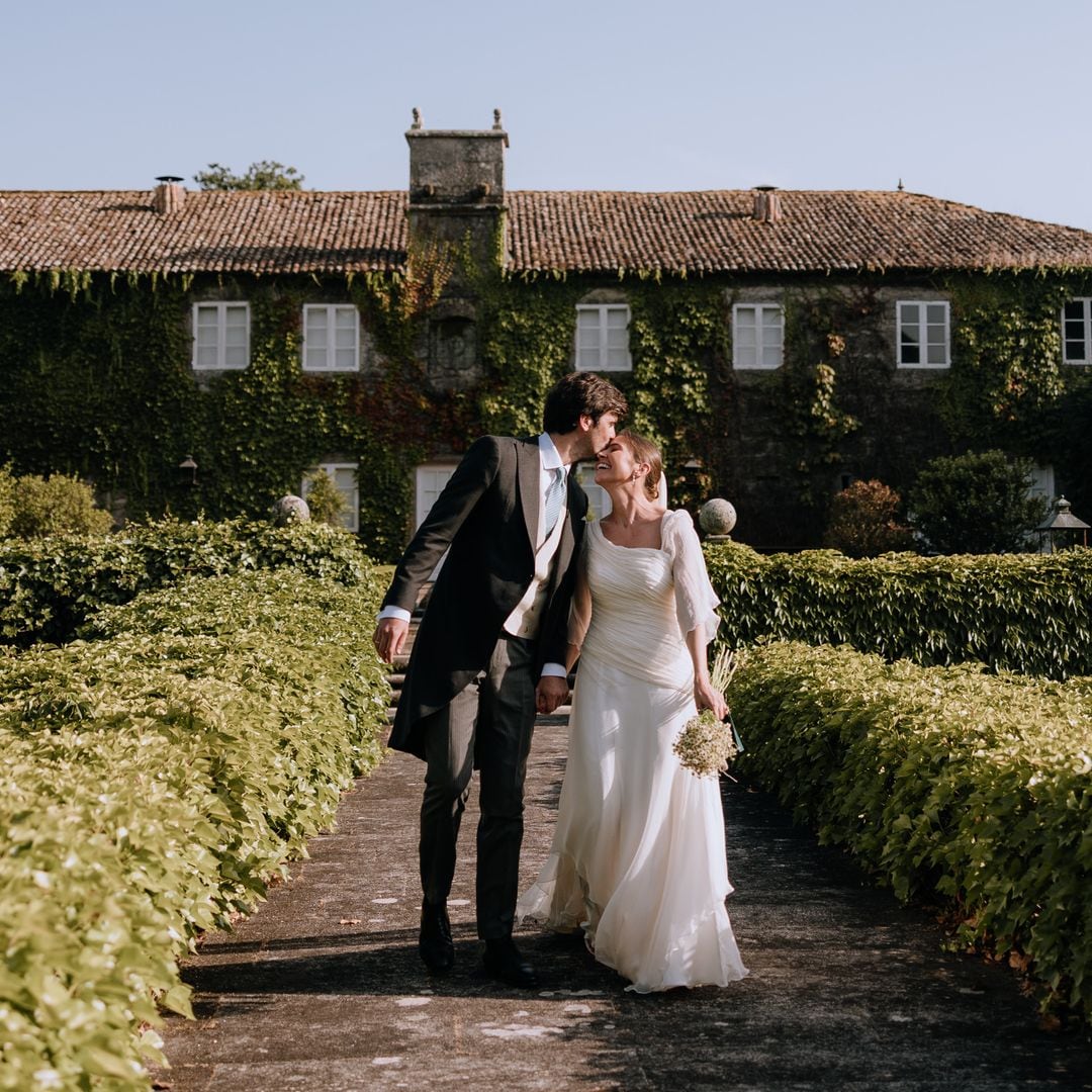 La boda de Sofía en un pazo gallego: una historia que empezó siendo niños y un ramo de margaritas en homenaje a su abuela
